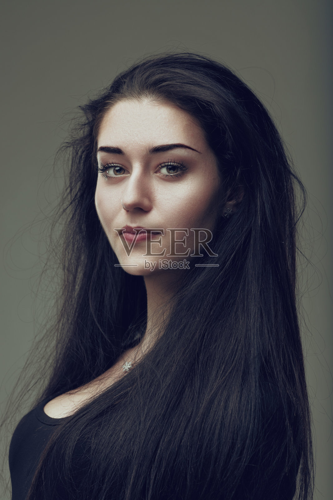 自信的凝视，女人无声的故事迷人地展开照片摄影图片