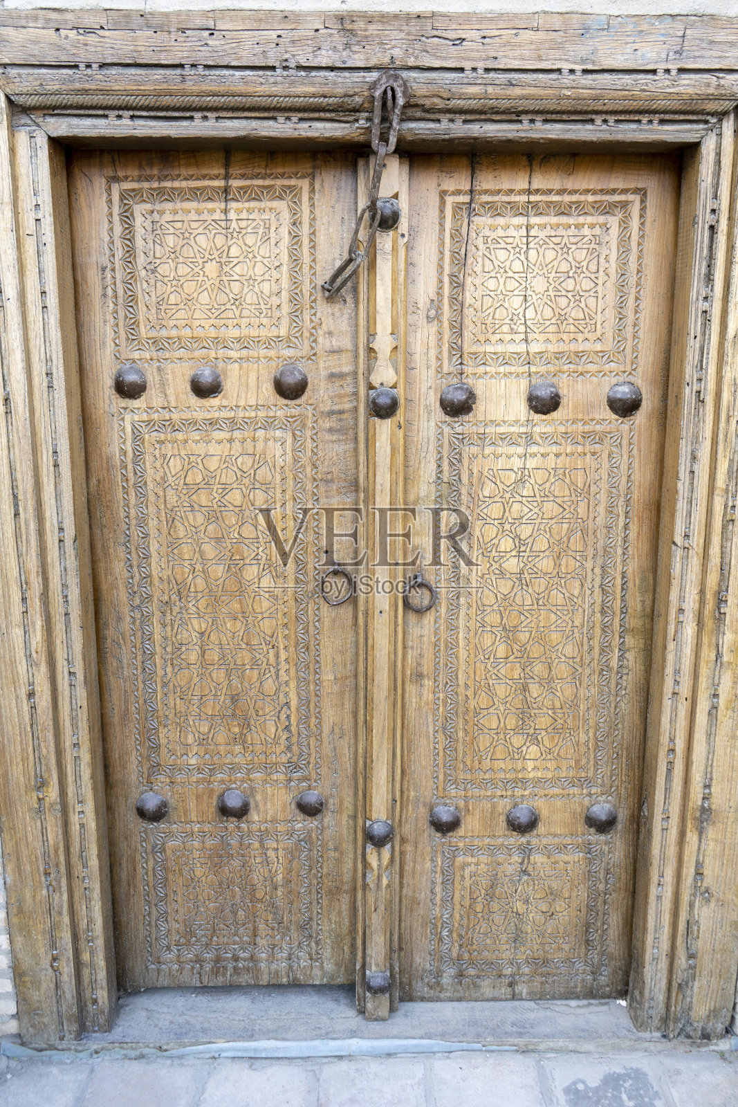 一扇用铁链锁着的老房子里的门照片摄影图片