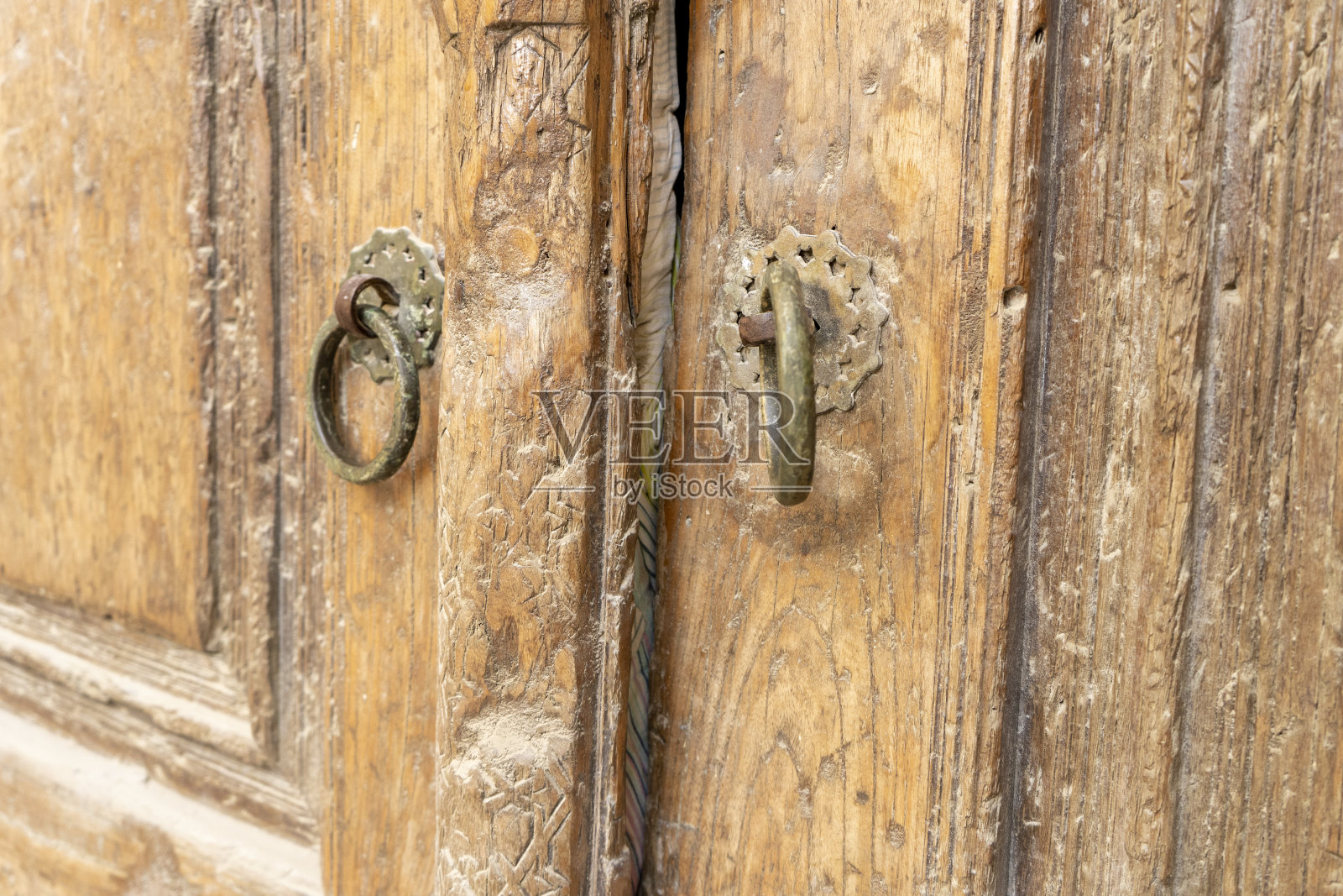 门上有环形把手照片摄影图片