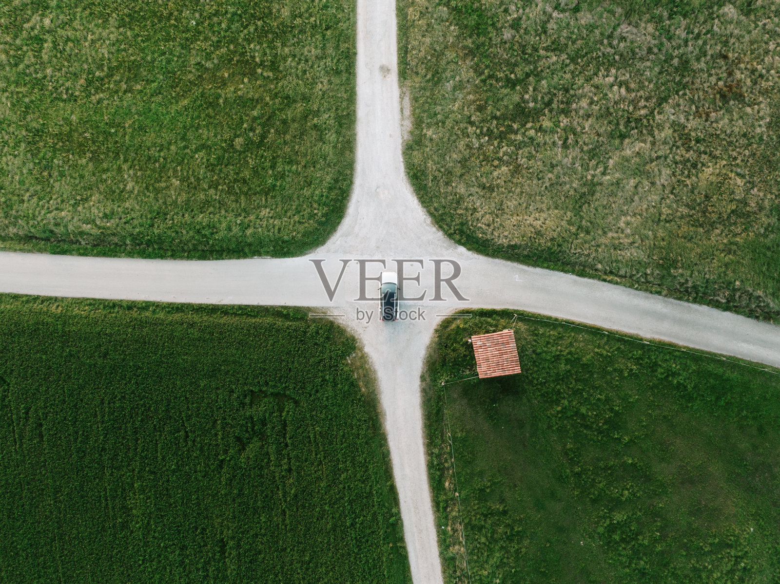 在十字路口的汽车照片摄影图片