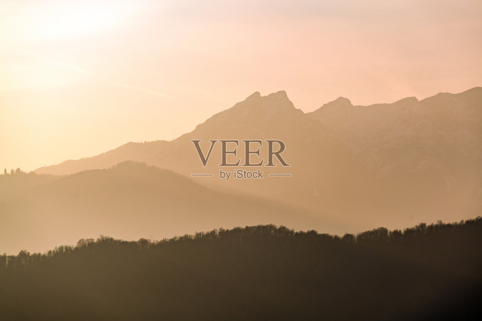 日落和山脉，意大利照片摄影图片