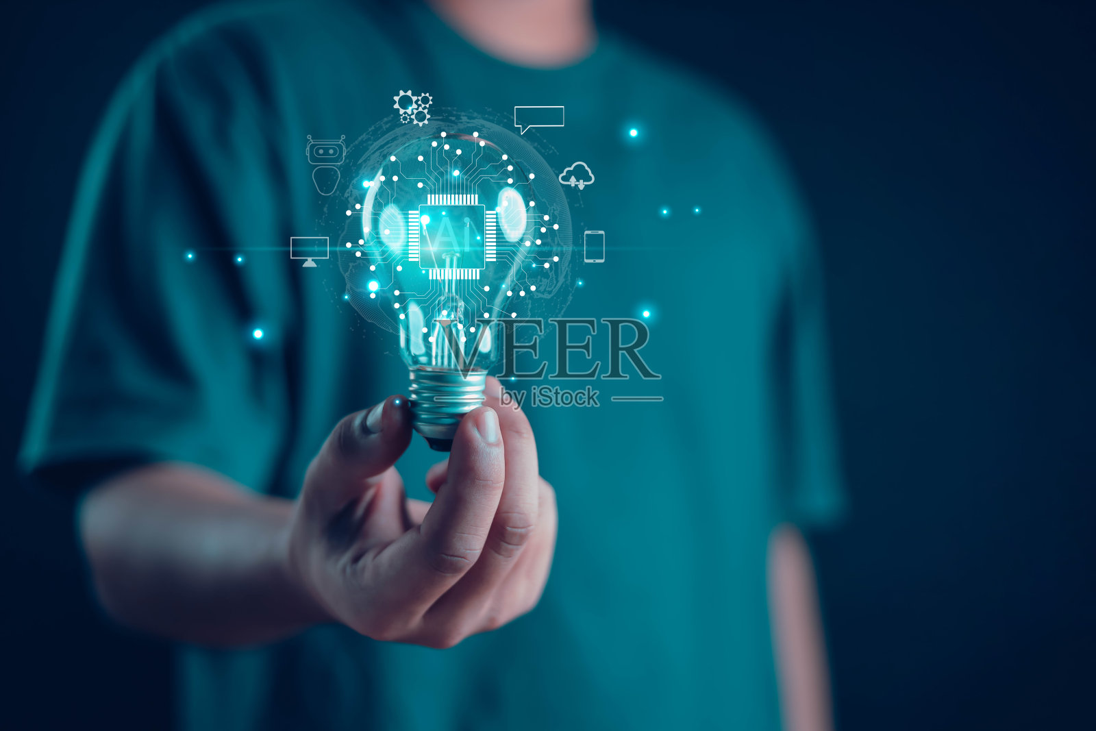 人们在灯泡上使用智能机器人技术——人工智能、机器人、机器人程序、数字商业。照片摄影图片