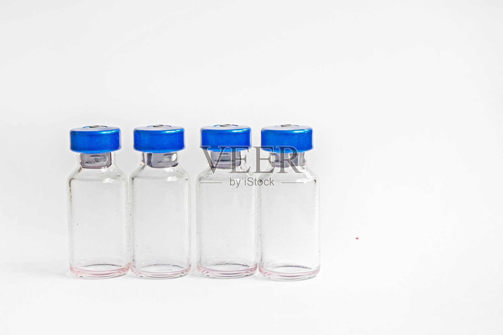 白色背景上的玻璃瓶。动物和人的常规疫苗接种照片摄影图片