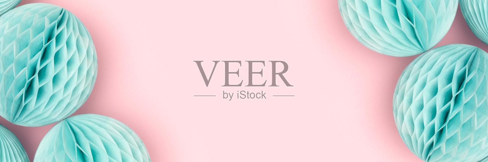 横幅的框架是在粉红色的背景上用蓝色纸巾球做成的。照片摄影图片