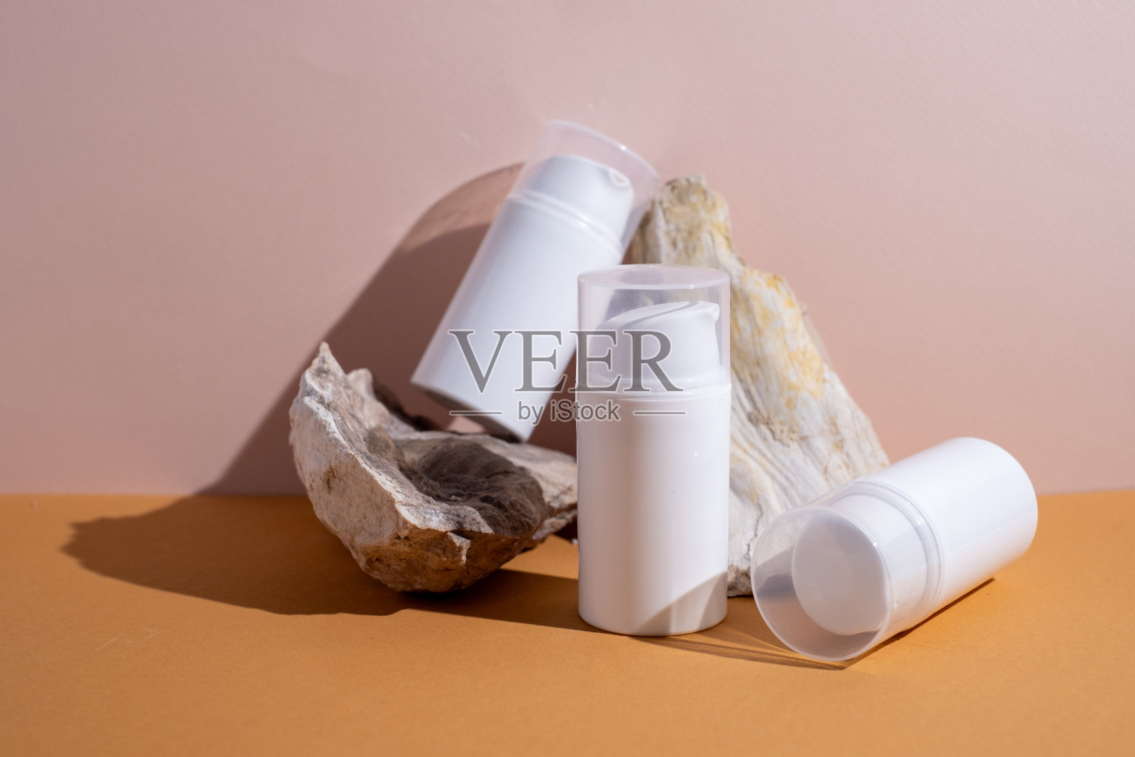 装面霜，洗发水，洗漱用品，水疗用品的容器。没有商标的白色塑料瓶。装有化妆品分配器的瓶子。护肤美容理念。模型样式，复制空间照片摄影图片