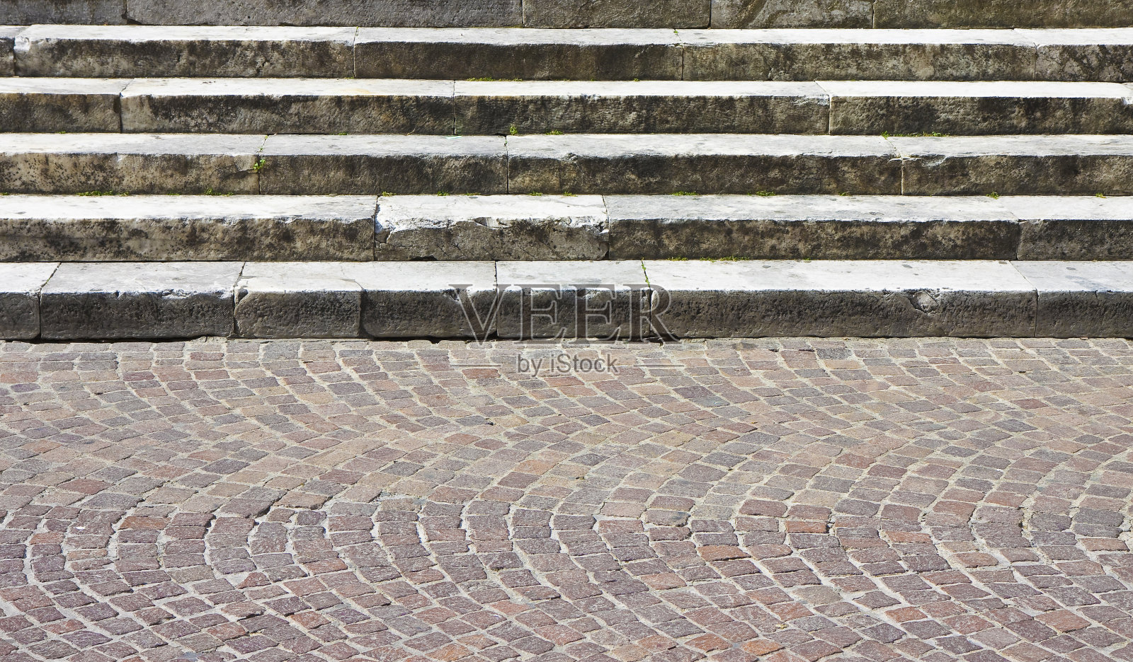 一个古老的意大利石楼梯的细节，白色的铺路石在斑岩立方体形状照片摄影图片