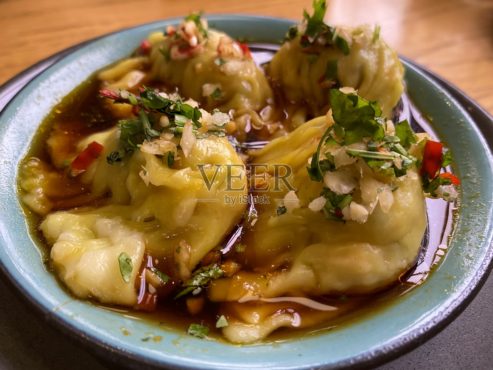 酱油鸡肉饺子照片摄影图片
