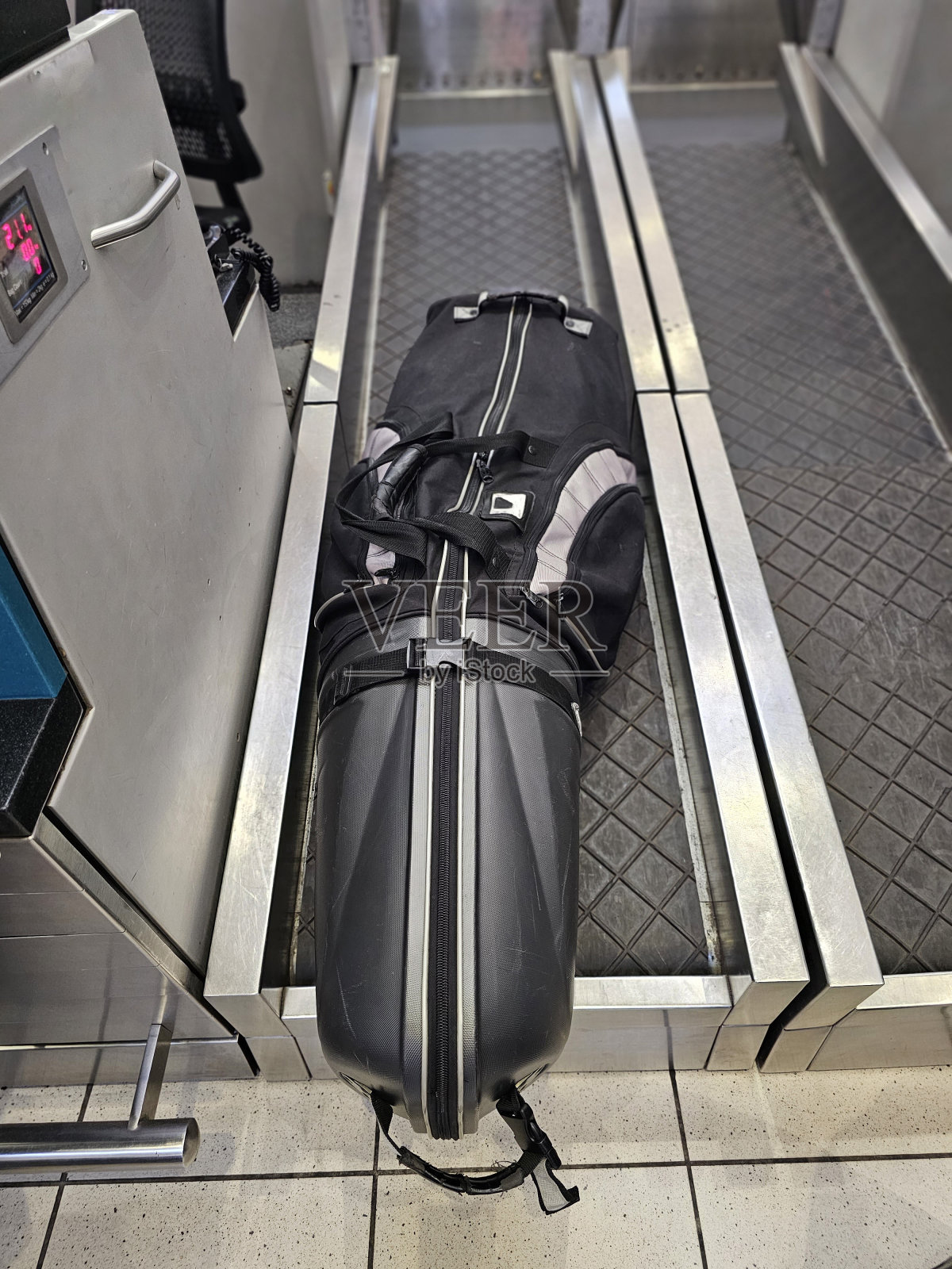 机场超大行李秤上的大运动包照片摄影图片