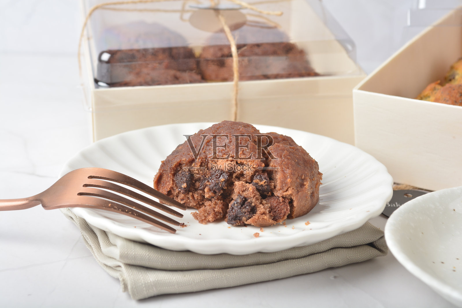 美食新鲜烘焙金色德州甜巧克力片蜂蜜饼干蛋糕司康饼牛奶黄油面包方形便当木盒白色大理石桌子玫瑰金叉刀糕点清真甜点素食菜单照片摄影图片