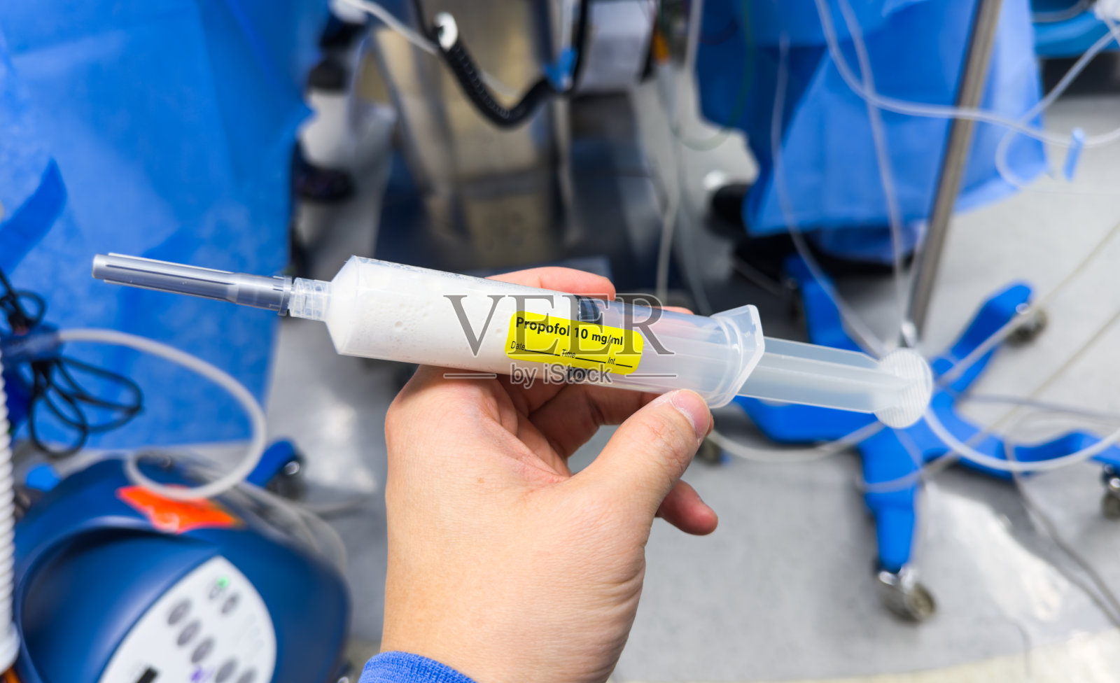 医用小瓶、注射器和针头，代表医院的药物和医疗机构的麻醉和镇静药物照片摄影图片