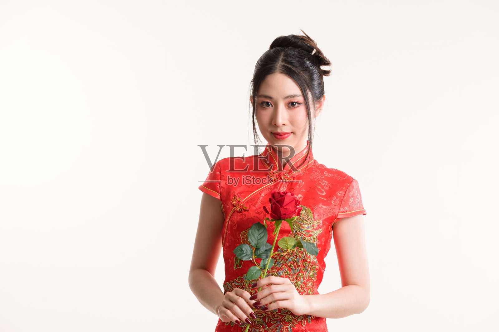 美丽的年轻亚洲女人穿着旗袍，在中国新年对你微笑照片摄影图片