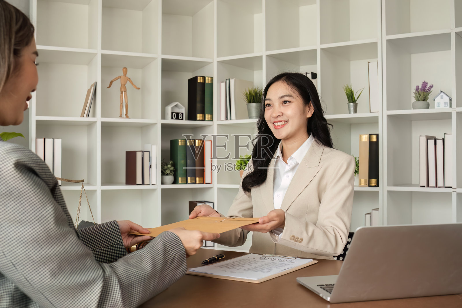 年轻律师和女商人正在讨论签署商业合同的法律建议，保险或金融合同签署照片摄影图片