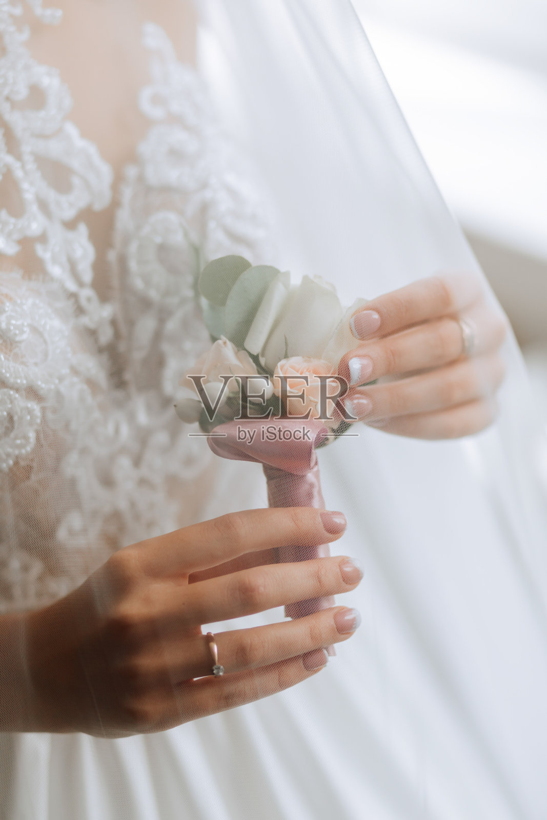 新娘手里拿着胸花。婚礼花。照片摄影图片