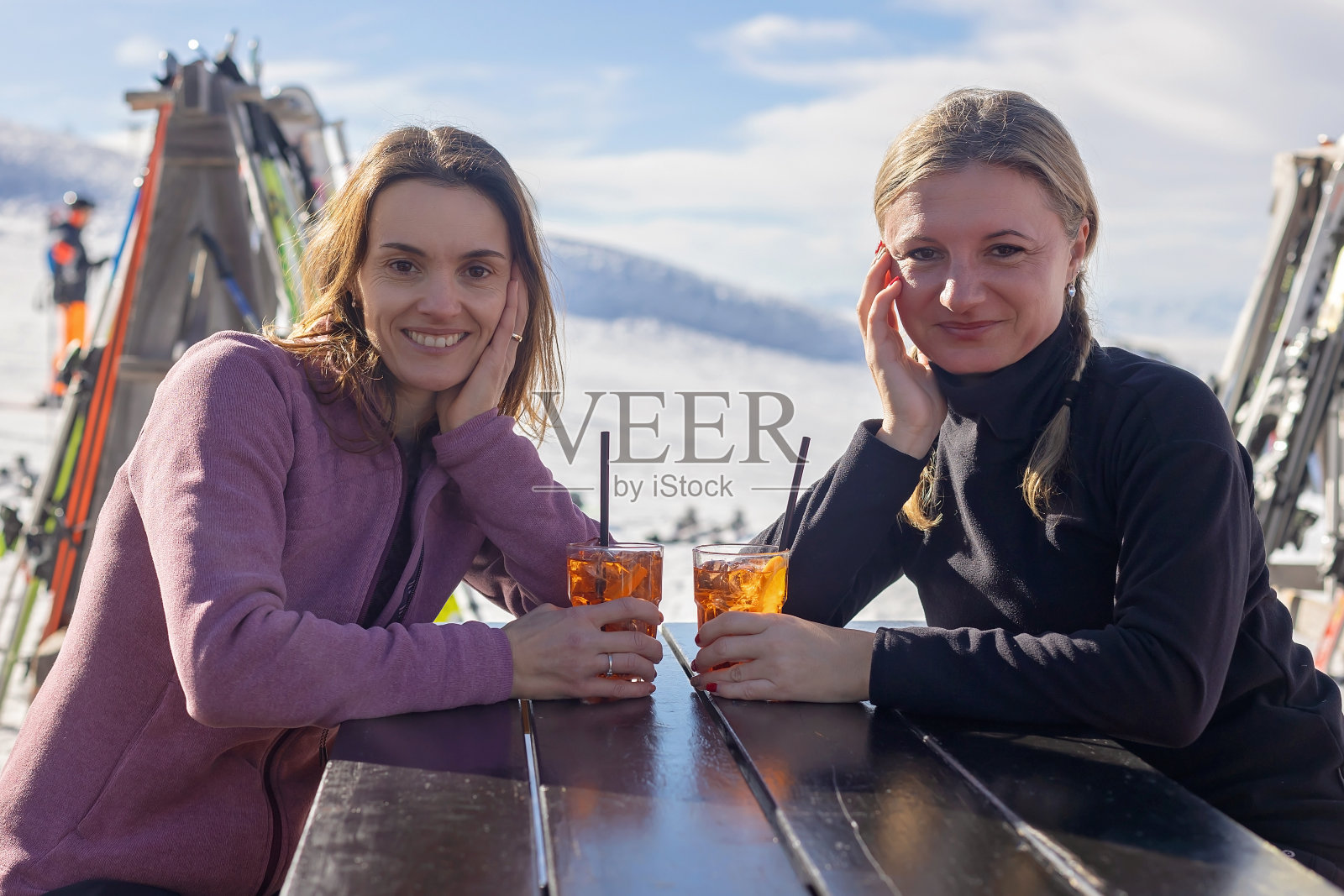 孩子和大人，快乐的一家人穿着冬装在滑雪场度假，滑雪，过冬照片摄影图片