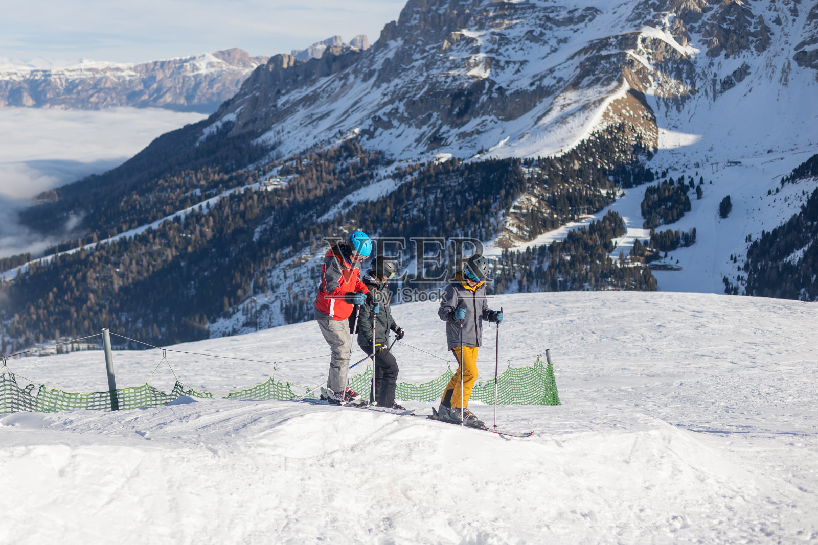 孩子和大人，快乐的一家人穿着冬装在滑雪场度假，滑雪，过冬照片摄影图片