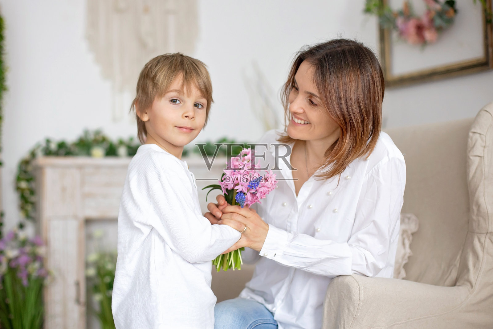 可爱的小男孩，在母亲节给妈妈送花照片摄影图片