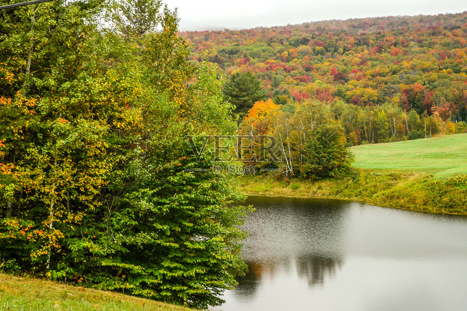 平静的湖，秋天的倒影照片摄影图片