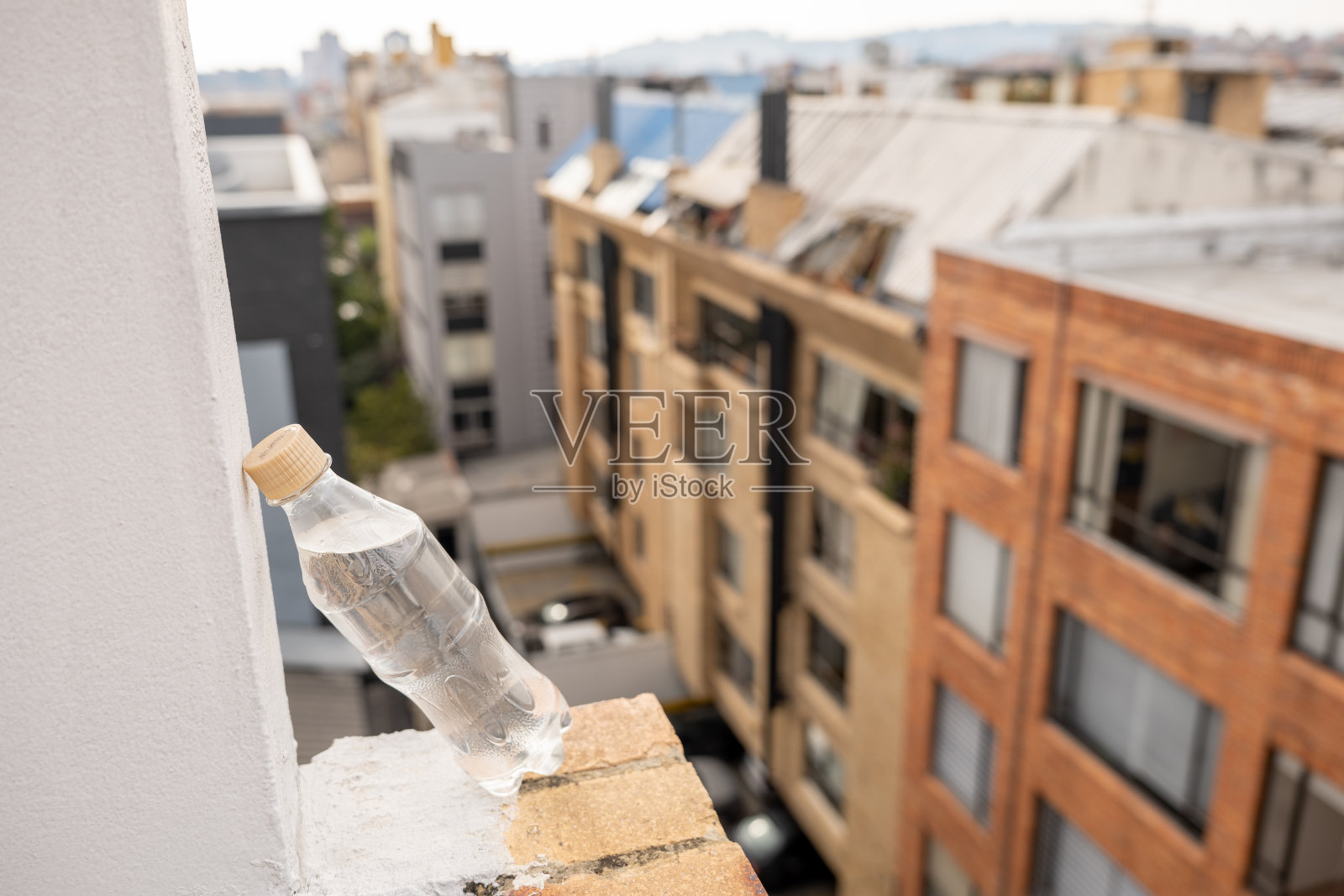 塑料瓶与水透明与城市的天空和日落的背景照片摄影图片