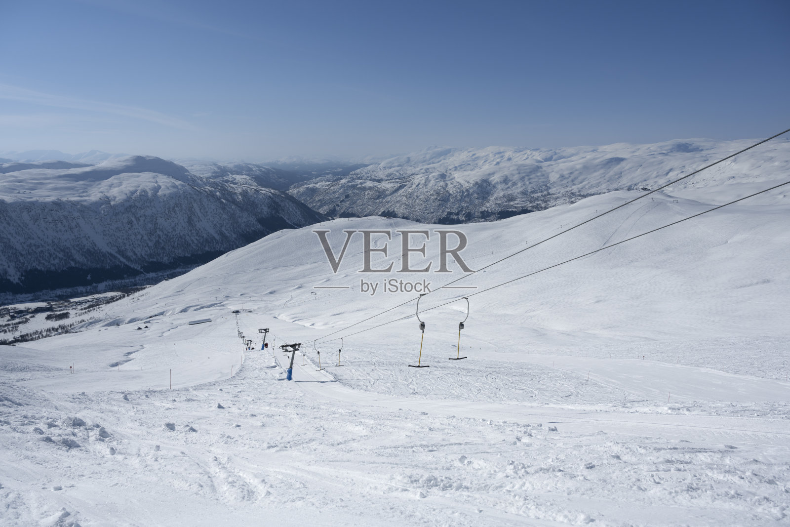 冬季从滑雪场的滑雪坡上看风景照片摄影图片