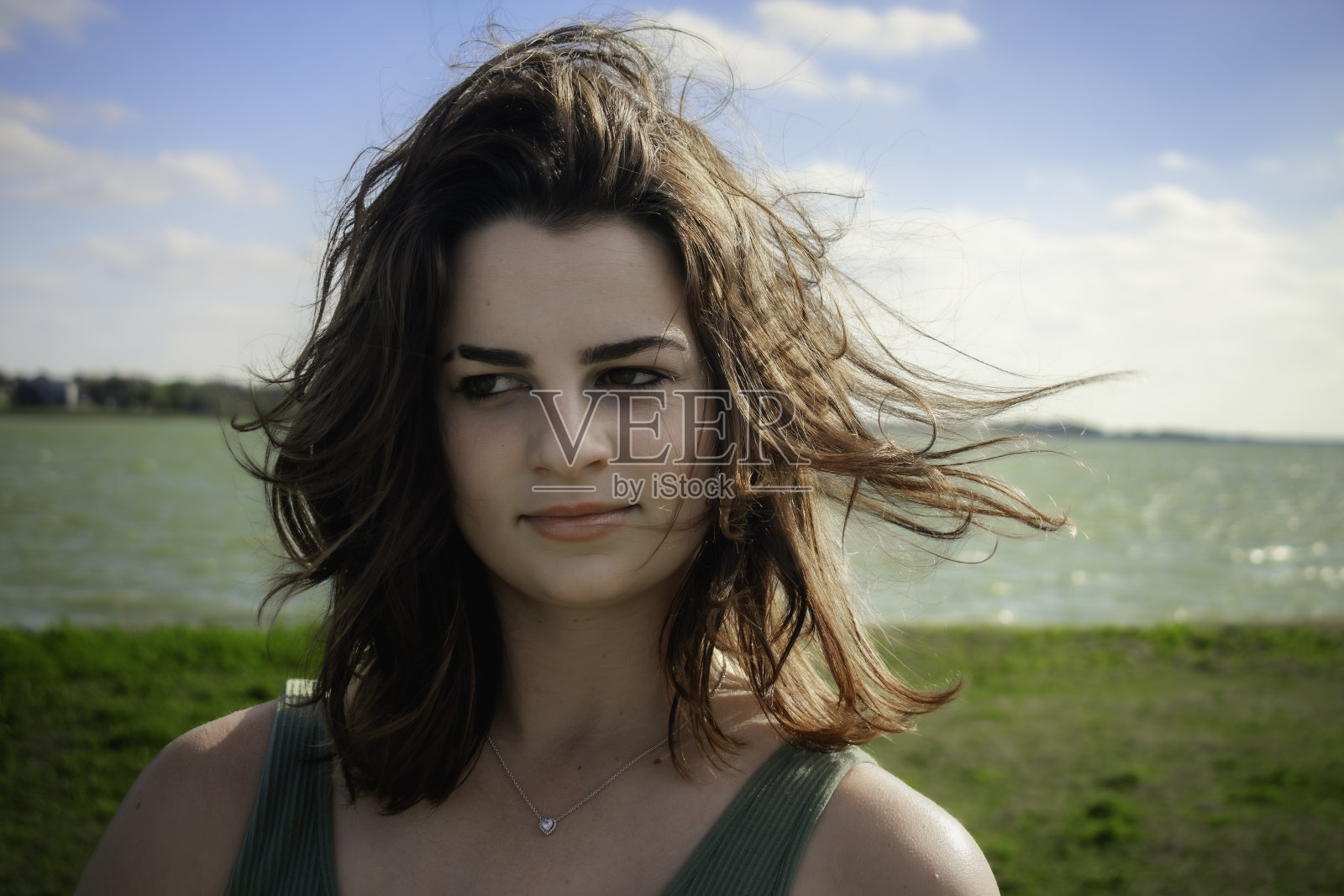 刘易斯维尔湖多风的海岸线上的女人画像照片摄影图片