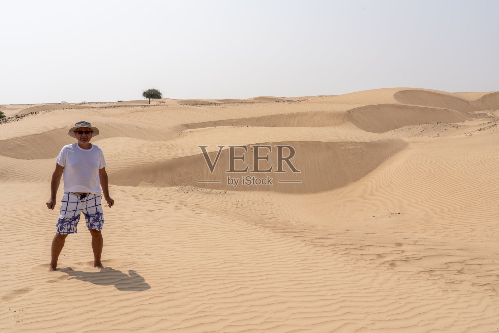 在阿曼瓦希巴沙漠的沙丘中摆姿势的游客照片摄影图片