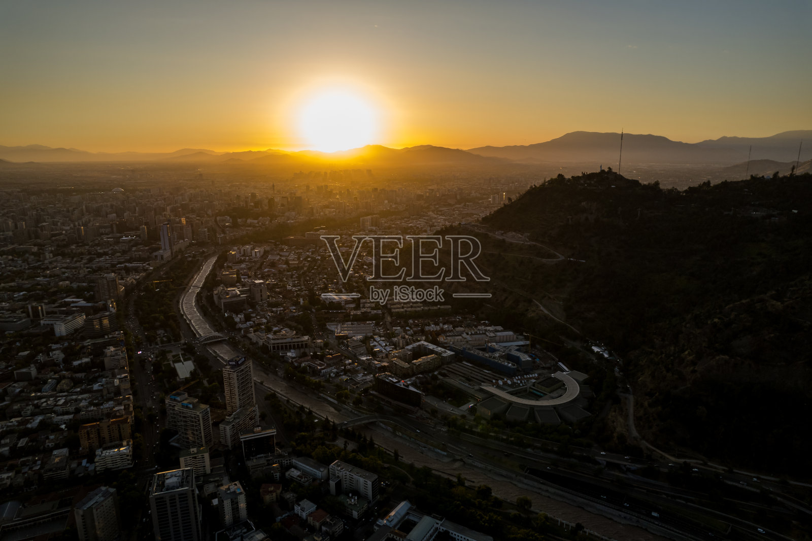 从空中俯瞰阿玛斯广场、智利圣地亚哥大教堂、智利国家历史博物馆、莫波乔河和智利圣地亚哥市照片摄影图片