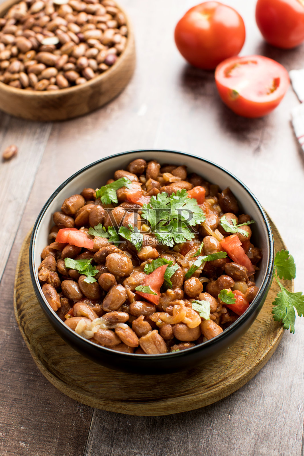炖红豆和西红柿的素菜。一道美味的豆菜端上来了照片摄影图片