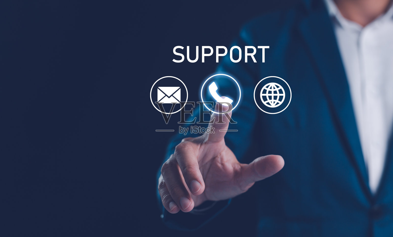 客户服务专业人员互动，在虚拟屏幕上按下支持联系我们按钮，展示现代，技术驱动的支持服务。商业、技术、互联网和网络概念。照片摄影图片