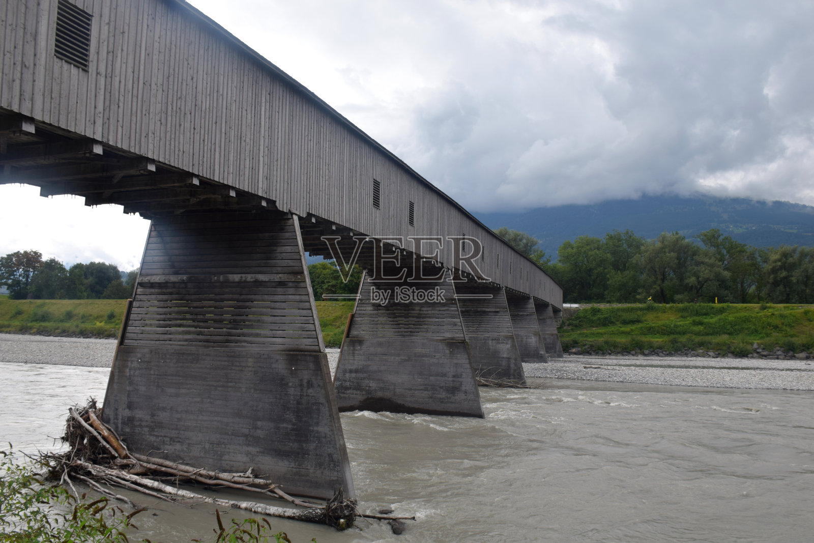 里诺河上的瓦杜兹-塞韦伦桥照片摄影图片