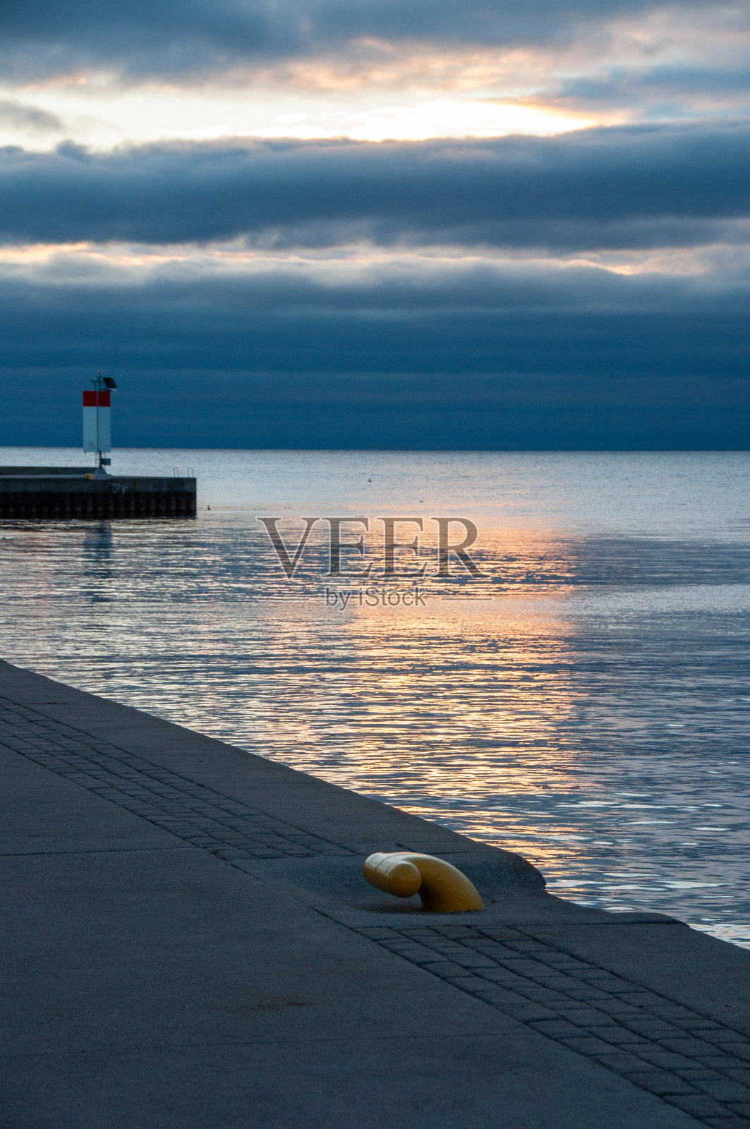 日出时的码头照片摄影图片
