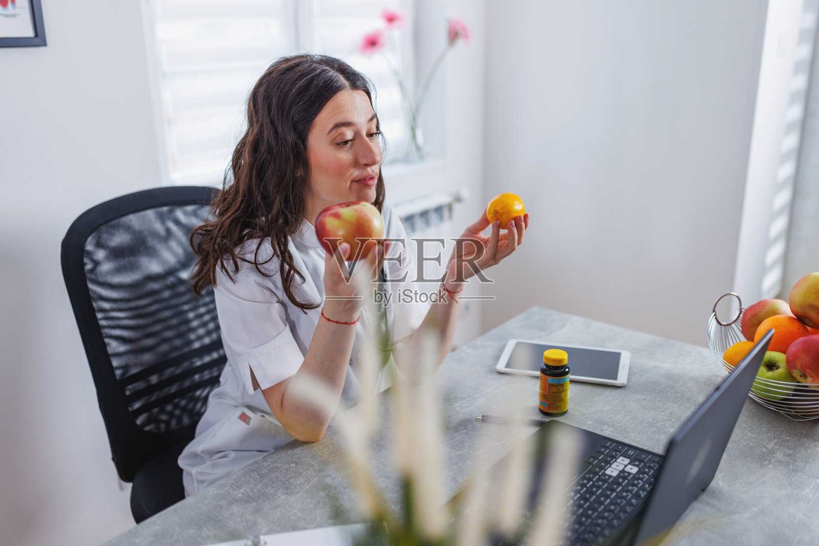 年轻女子用笔记本电脑指导客户更好的健康照片摄影图片