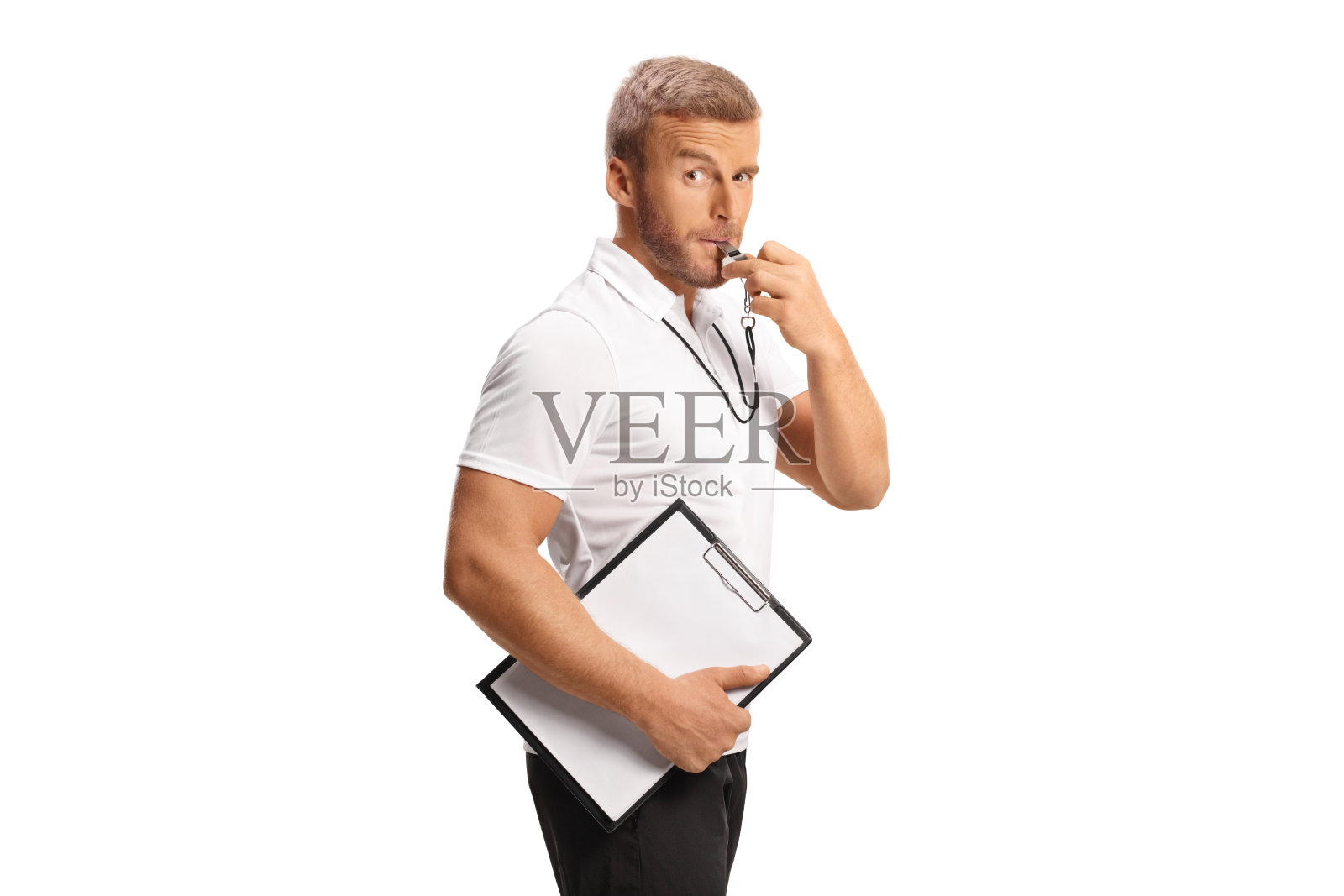 体育教练拿着写字板吹着口哨照片摄影图片