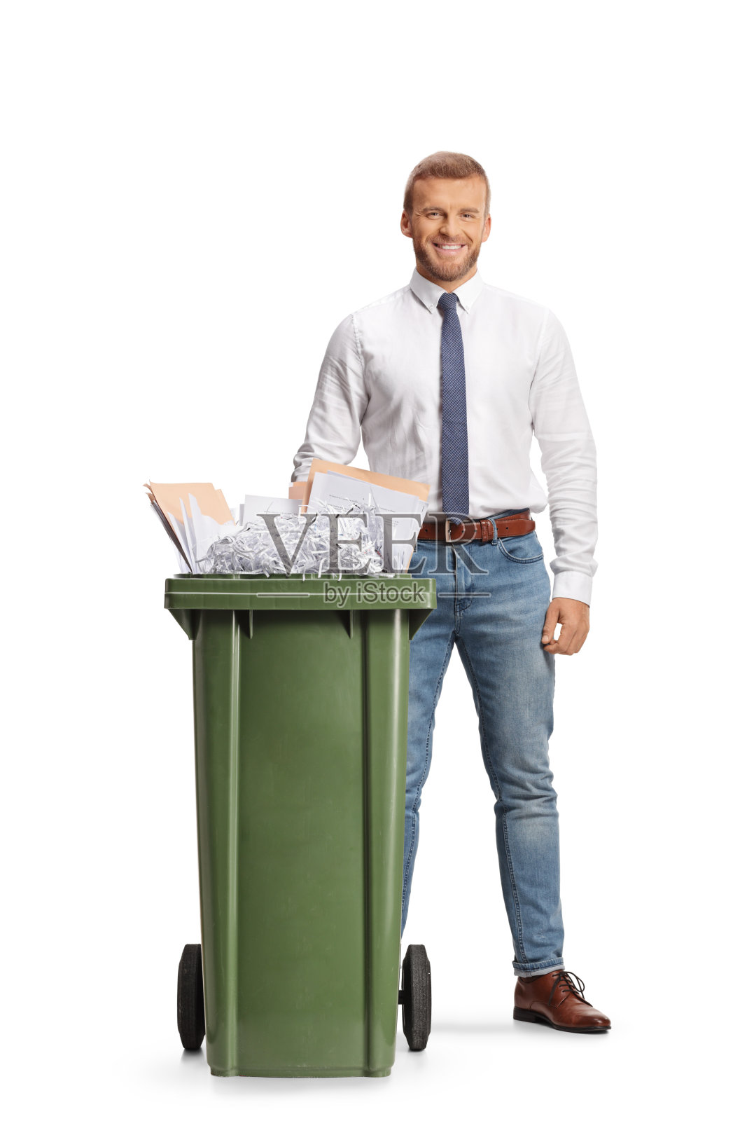 办公室职员站在废纸篓后面照片摄影图片