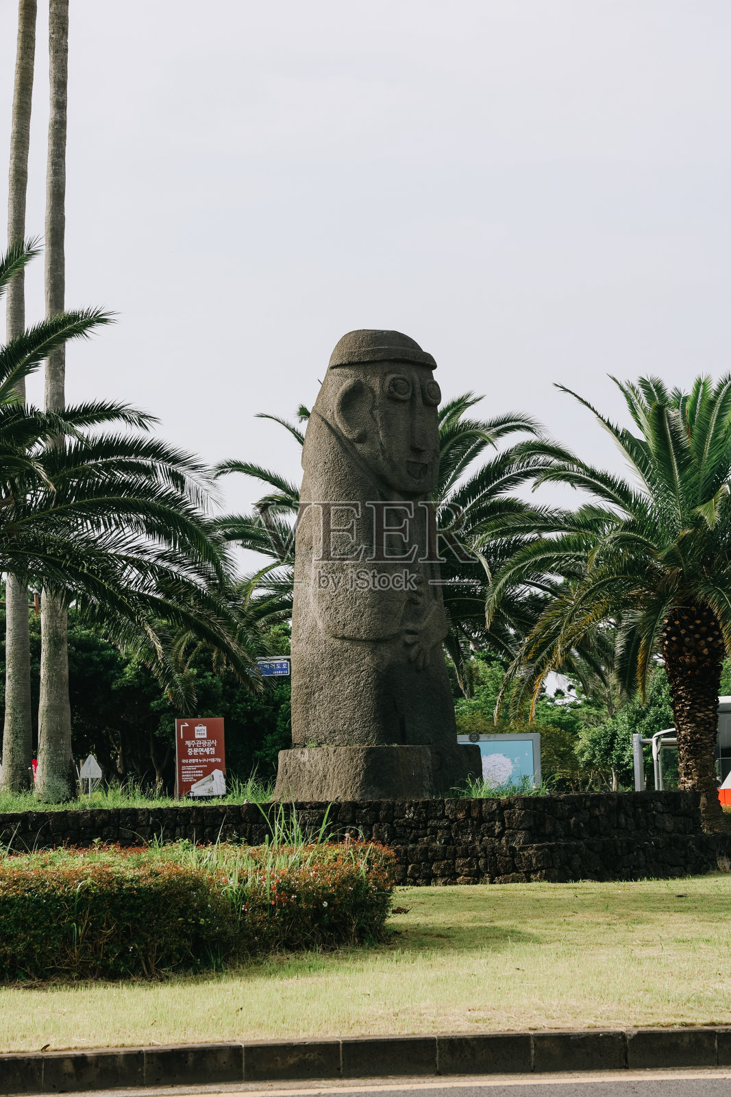 爷爷石是韩国济州岛的国家标志性标志。照片摄影图片