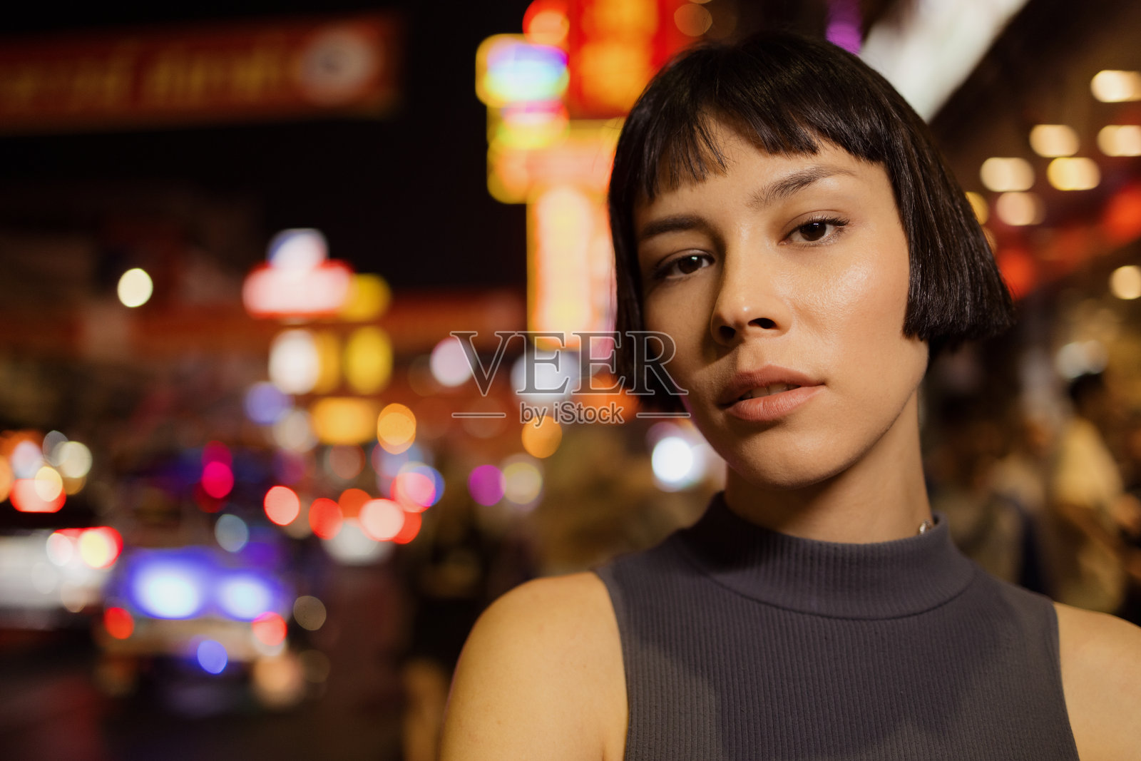 夜晚城市中的亚洲女模特照片摄影图片