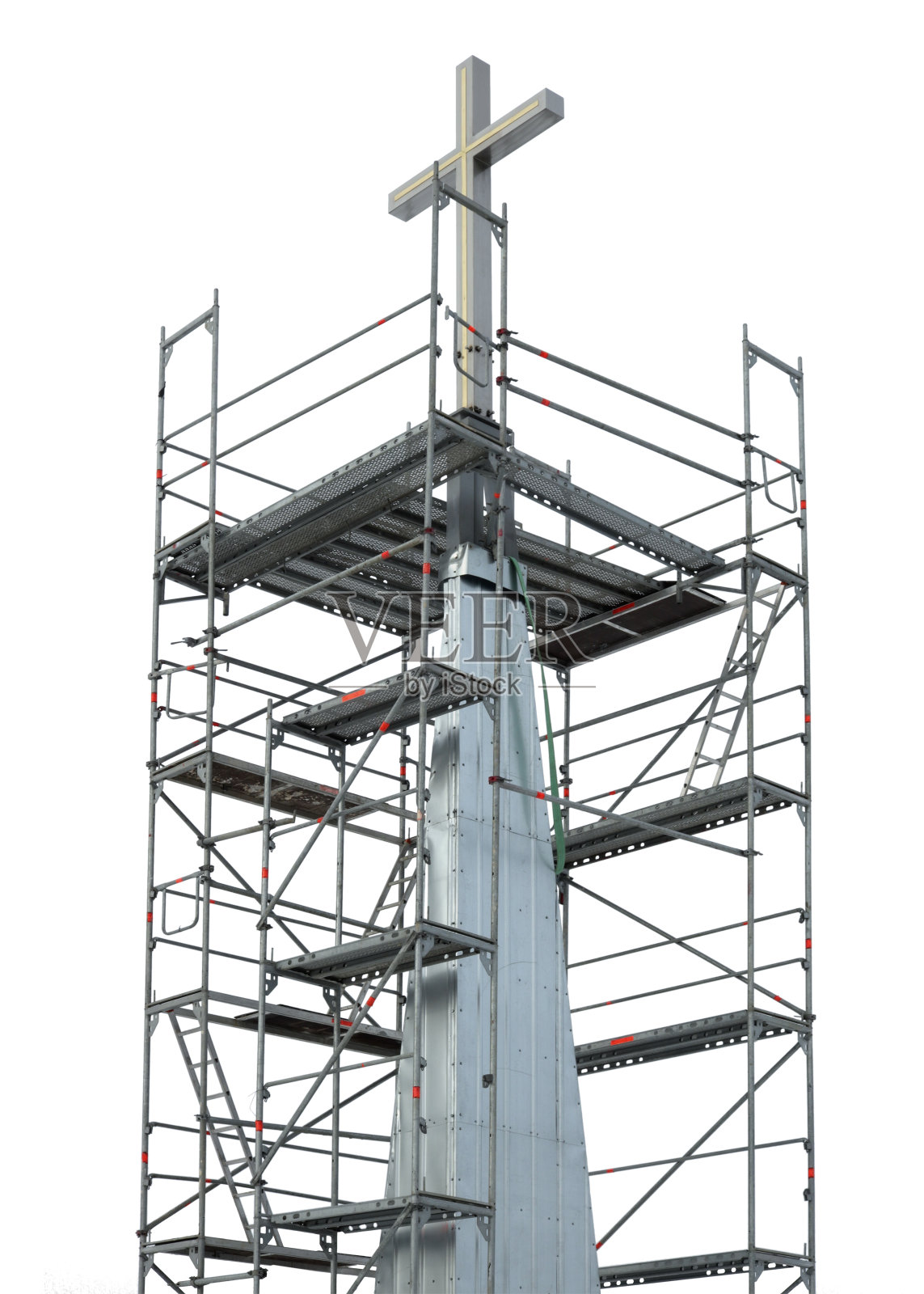 在孤立的城市教堂屋顶上安装了一个十字架照片摄影图片