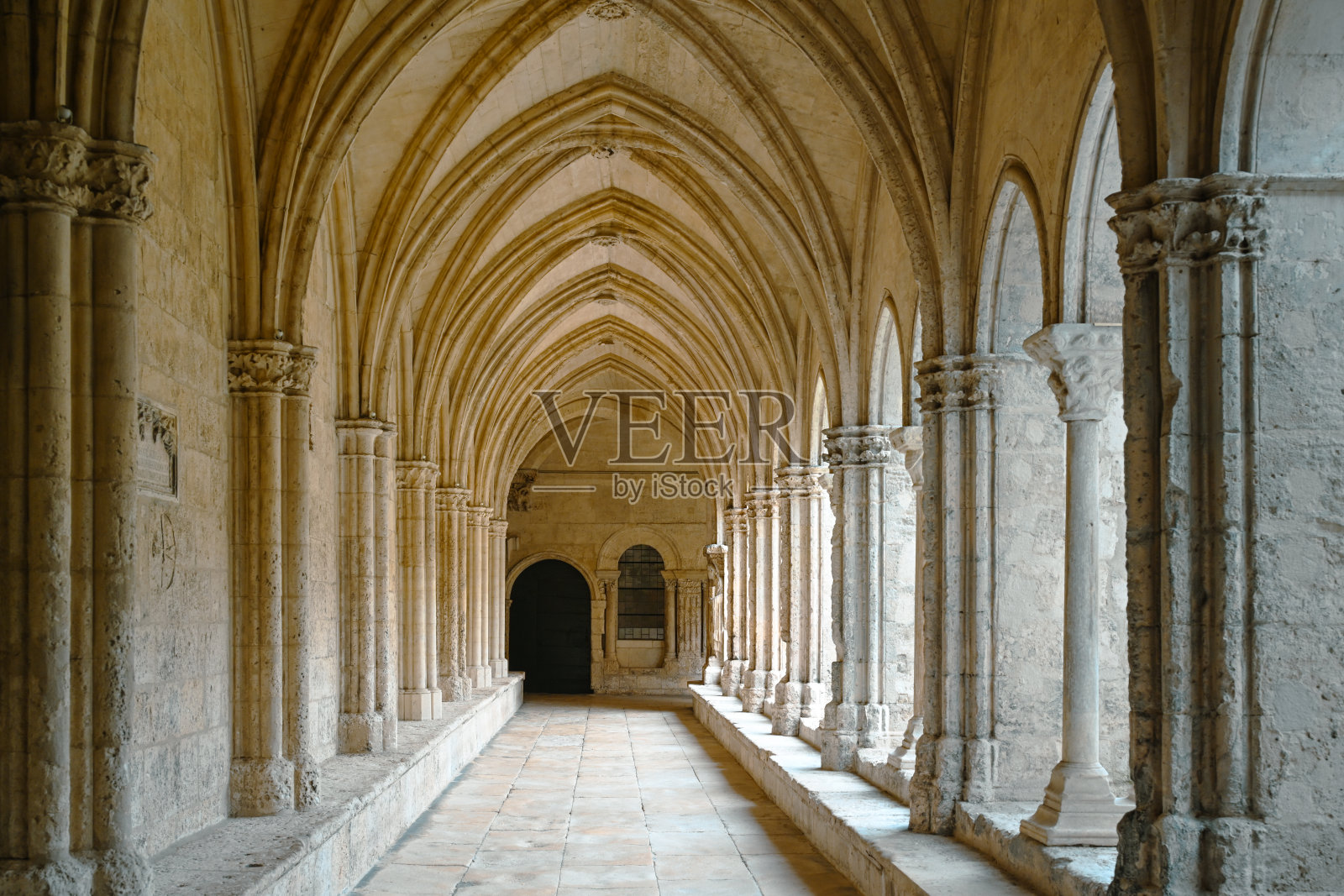 法国普罗旺斯阿尔勒的圣特罗菲姆大教堂，圣特罗菲姆教堂的回廊。照片摄影图片