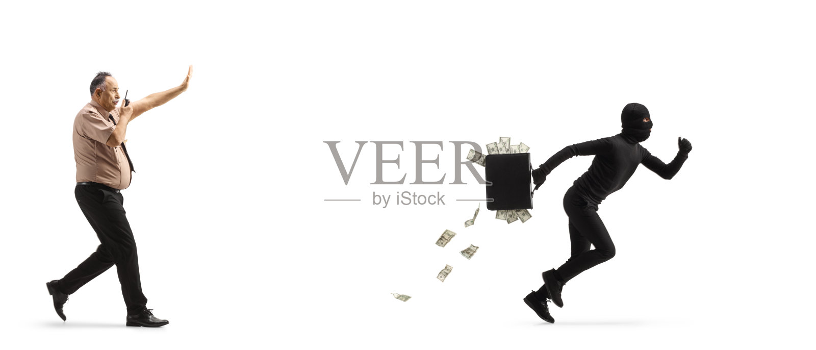 一名保安拿着对讲机在一个箱子里追着一个带钱的窃贼照片摄影图片