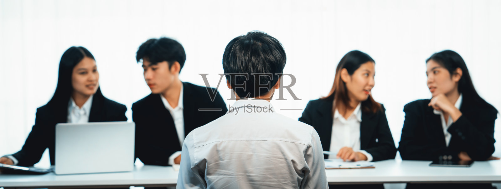 应聘者在面试中与人力资源经理进行了雄辩的对话照片摄影图片