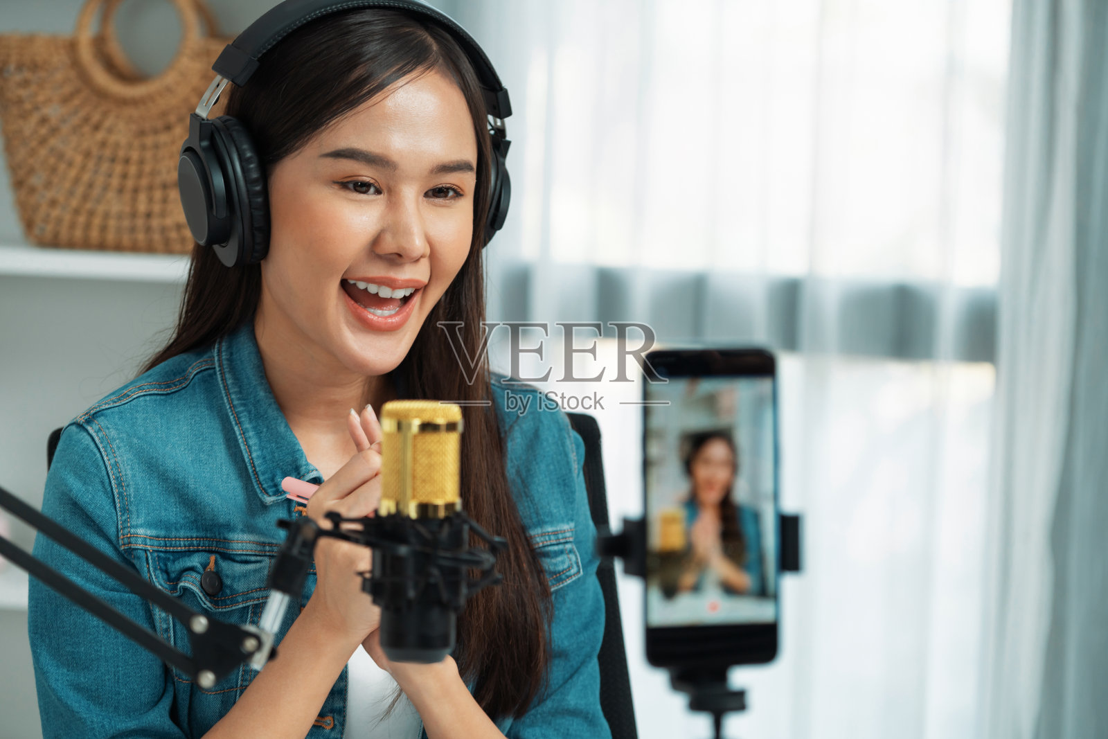 主持人频道讲话在广播中佩戴耳机智能手机录音。战略。照片摄影图片