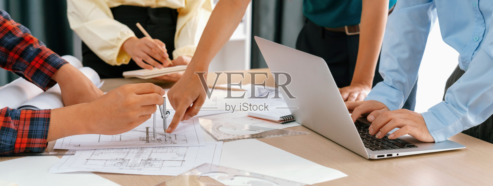 熟练的建筑师工程师团队讨论项目。特写镜头。描述。照片摄影图片