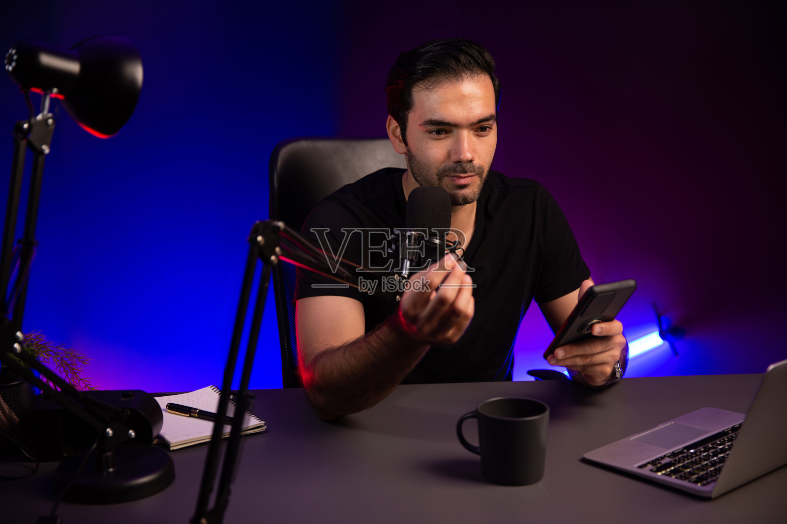 广播员与听众交谈，检查电话中的信息。推测。照片摄影图片