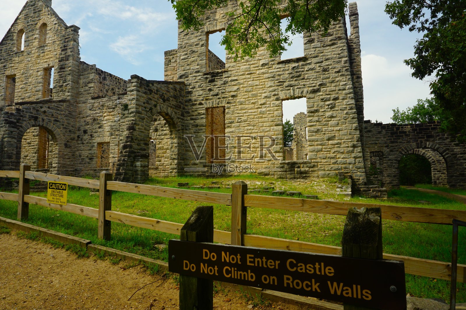 密苏里州哈哈哈通卡州立公园的步道、废墟、春季跑步迎接着游客照片摄影图片