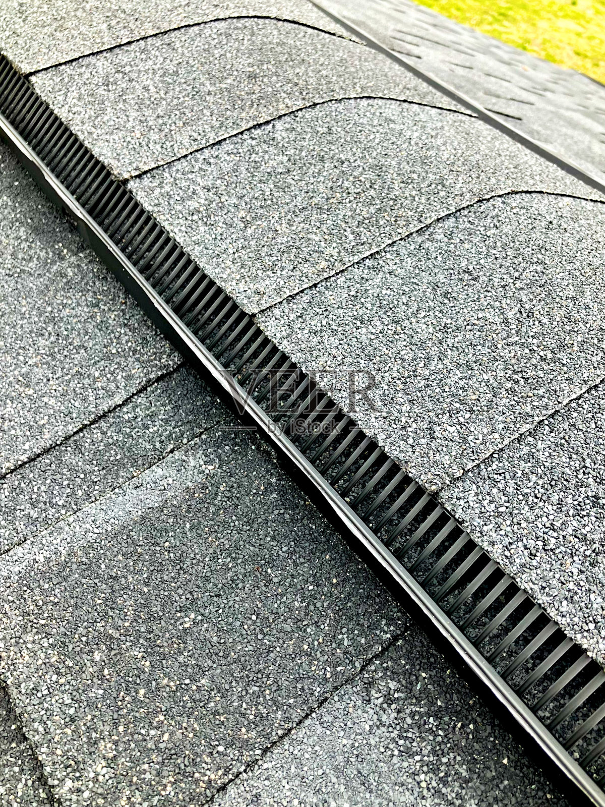 新屋顶与山脊通风口的房子照片摄影图片