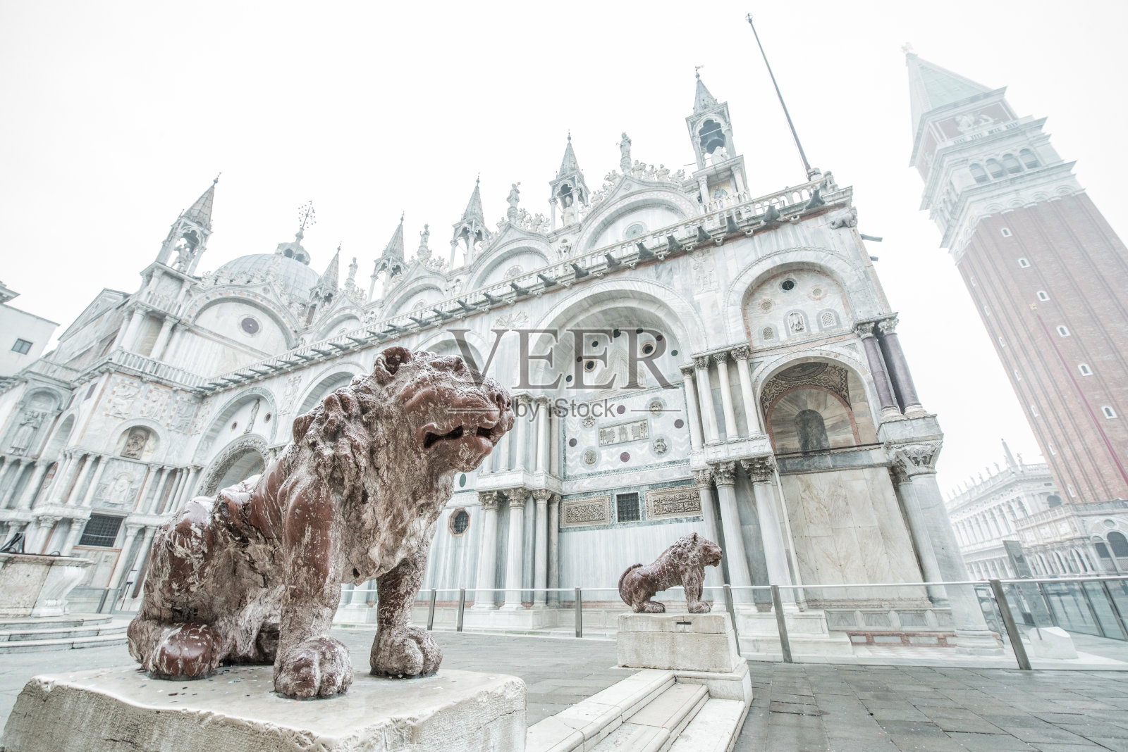 意大利威尼斯，圣马可大教堂旁的狮子雕像照片摄影图片