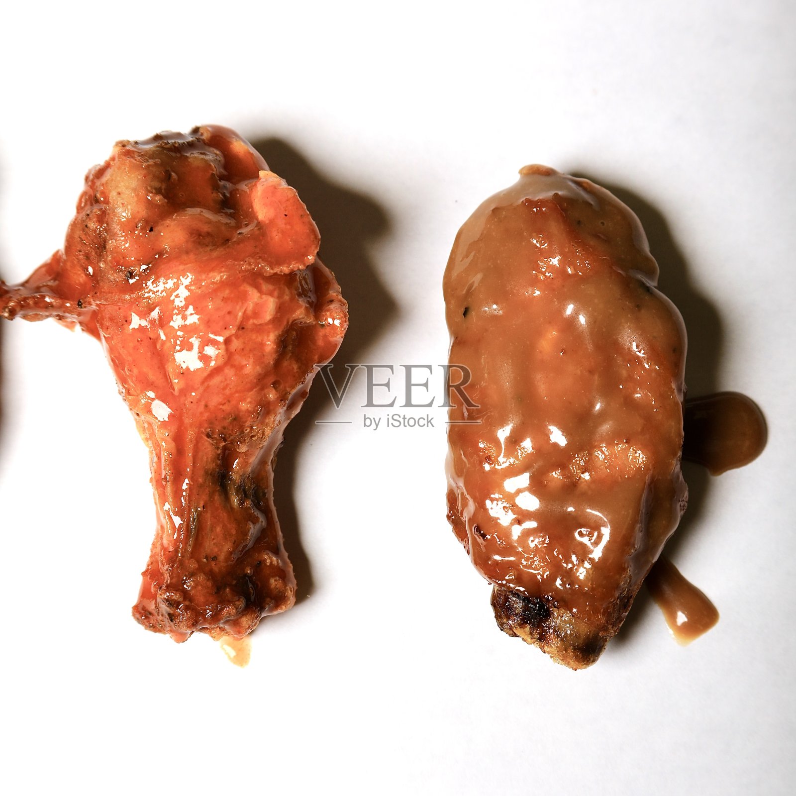 早餐披萨、阿尔弗雷多意面、炸鸡翅、炸薯条、肉丸潜艇堡、薯片、洋葱圈照片摄影图片