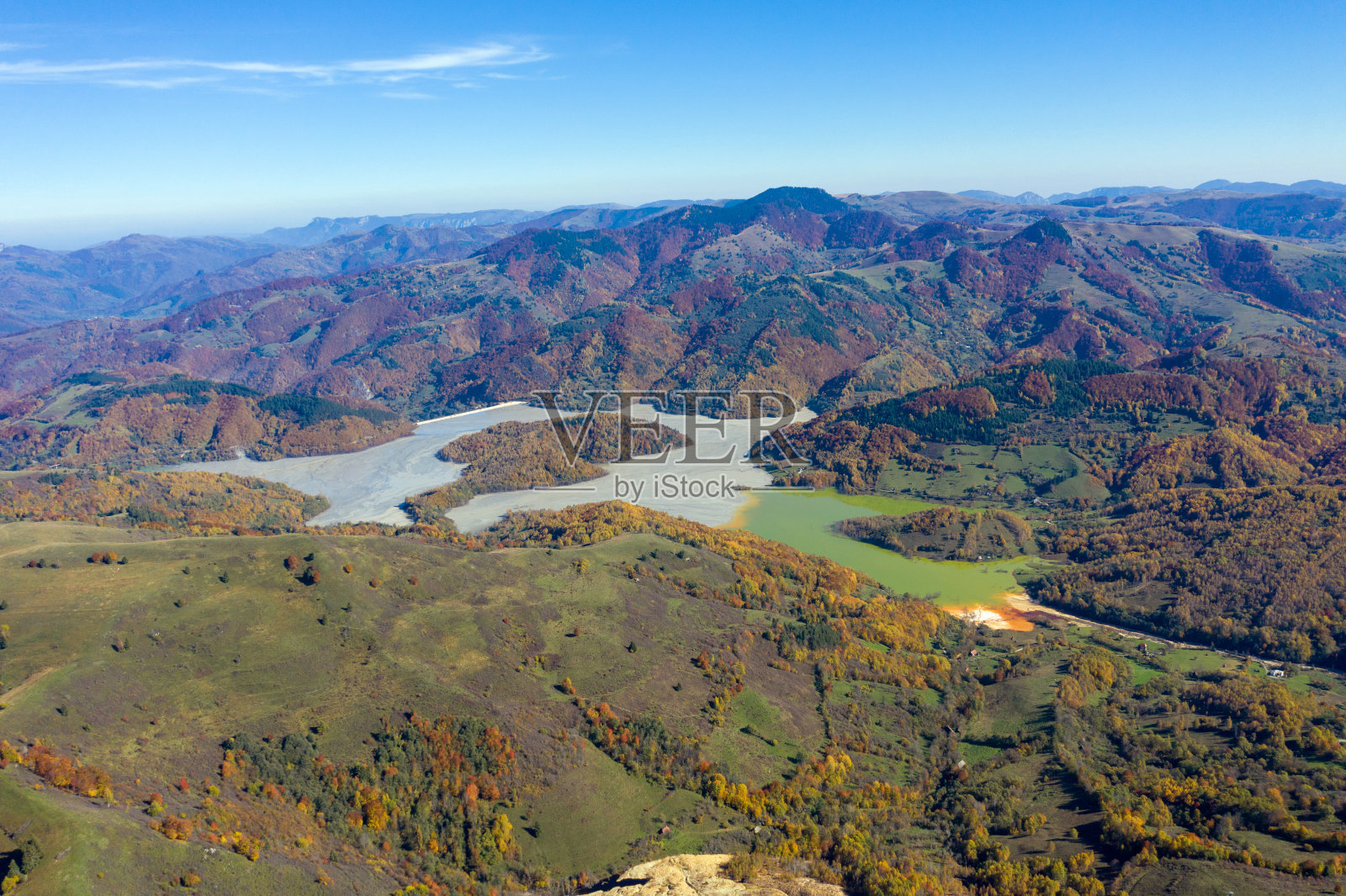 鸟瞰图，一个巨大的池塘，湖中重金属铜污染排放照片摄影图片