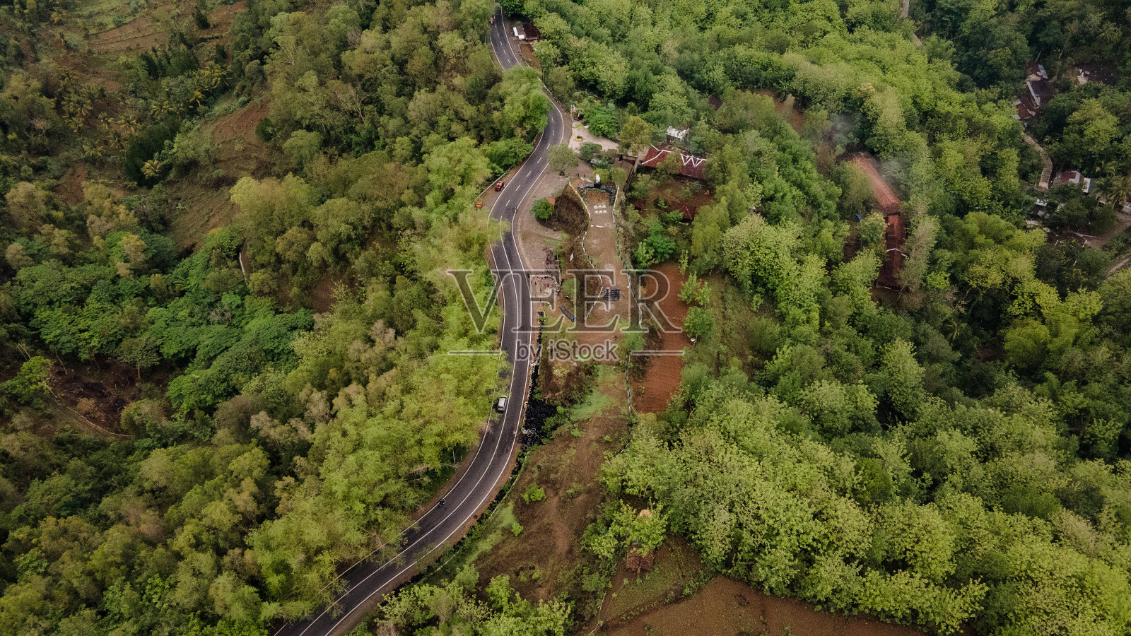 鸟瞰图，柏油路蜿蜒穿过森林和乡村。照片摄影图片