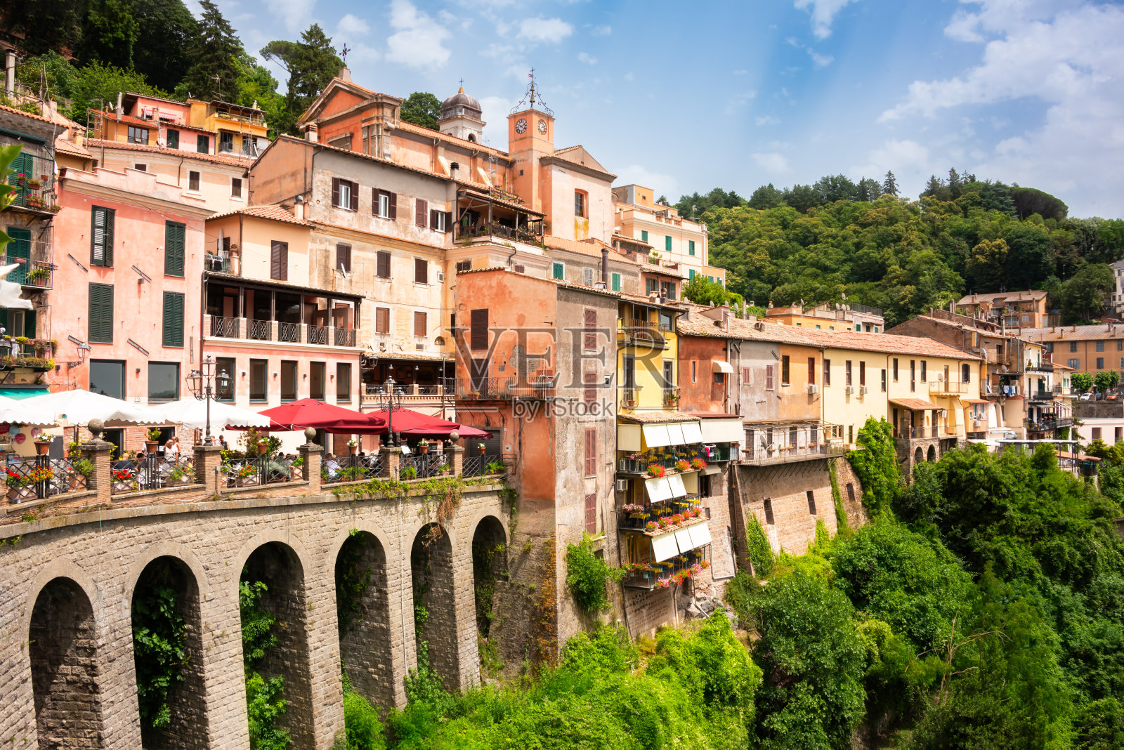 意大利内米古城的山顶色彩斑斓照片摄影图片