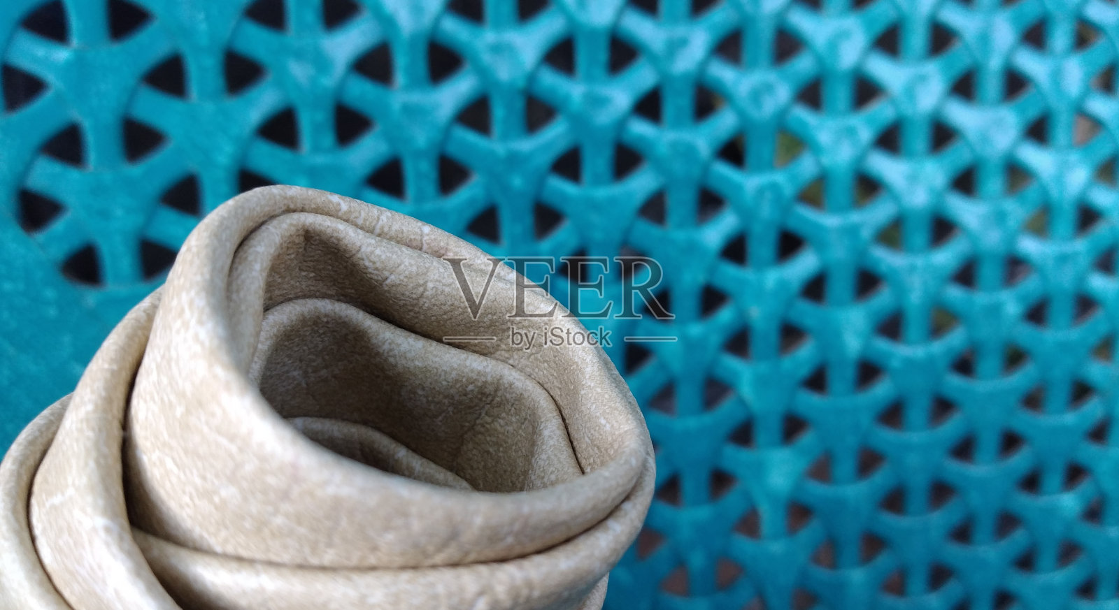 蓝色背景的毛织品。有选择性的重点。照片摄影图片